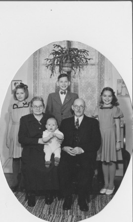 Mormor fyller 70 - med barnbarnen Gunilla, Stig och Christina - och Mats i mormors knä