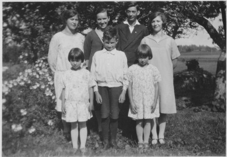 Mamma och hennes syskon - i främre raden från vänster - Eivor, Sven, Carin - bakre raden från vänster Astrid, mamma, Olle, Märta