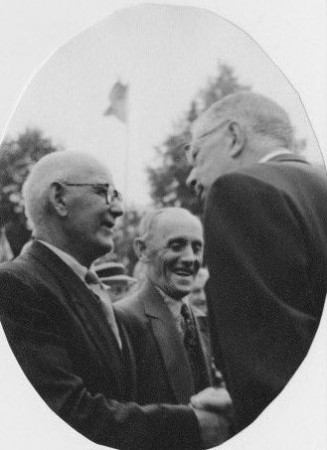 Och här skakar Gustaf VI Adolf hand med morfar i Heby