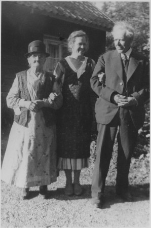 Farmor och farfar och faster Ruth i Vallby
