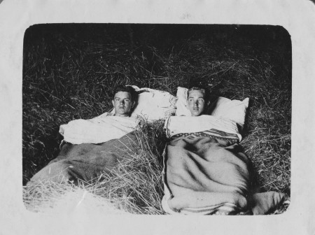 När pappa var Singöpojke - bilden ur Singöpojkarnas jubileumsskrift 1914-1924 - där kallad "I hotell Långa Ladan" - pappa till vänster