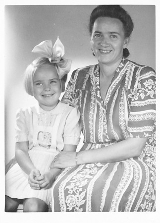 Hos fotografen med mamma - något besvärad tycks det