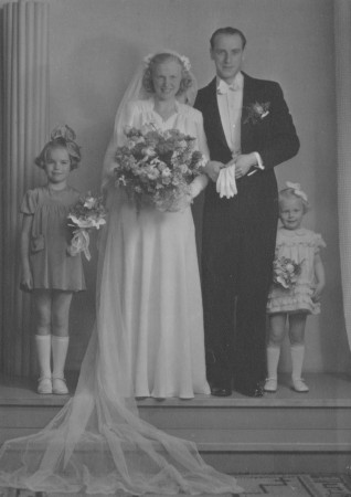 Agneta Ulvmar - min brylling - o jag som brudnäbbar till tant Lilly - mammas syssling och Agnetas moster - mormor Alma var kusin med tant Lillys pappa - farbror Karl Roth