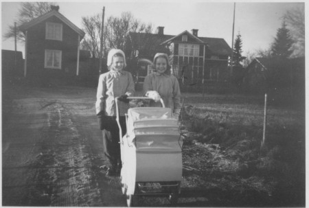 Gunilla och jag kör Mats i vagnen i "byn"