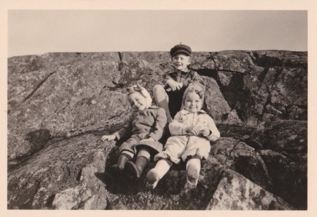 Gunilla och jag och Stig leker ute